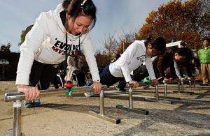 영남대 여성 학군장교(ROTC) 선발 체력 검정이 실시된 16일 응시자들이 교내 운동장에서 팔굽혀 펴기 시험을 치르고 있다. 영남대를 포함해 숙명여대, 강원대, 고려대 등 7개 학교가 첫 여성 학군단 시범학교로 선정돼 5명씩 선발될 예정이다. 우태욱기자 woo@msnet.co.kr
