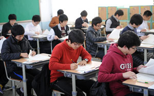 2011학년도 대학수학능력시험이 치러진 18일 대구 대륜고 시험장에서 수험생들이 긴장된 표정으로 1교시 언어영역 시험준비를 하고 있다. 정운철기자 woon@msnet.co.kr