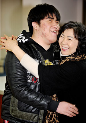시각장애 1급인 김기문 군이 18일 수능시험을 마치고 나오자 시험장 입구에서 기다리던 어머니 이윤경 씨가 부둥켜안고 위로하고 있다.이채근기자 mincho@msnet.co.kr