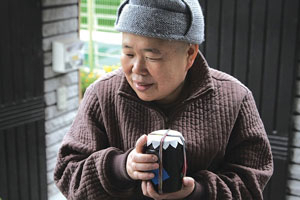 ▲불복장을 현대 설치미술로 재해석하고 있는 보현암 주지 선진 스님.