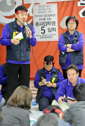 경북대병원 노조 파업 5일째인 22일 오후 병원 로비에서 노조원들이 집회를 열고 있다. 우태욱기자 woo@msnet.co.kr