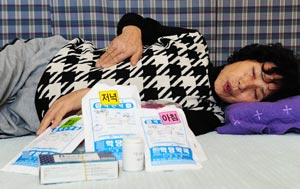 평생 힘든 삶을 이어 오다 노년에 큰 병에 걸린 이옥자 씨는 의지할 식구 하나 없이 쓸쓸한 노후를 보내고 있다. 성일권기자 sungig@msnet.co.kr