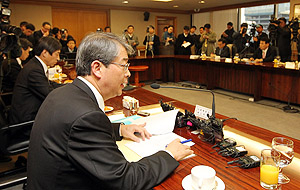 24일 오전 서울 명동 은행회관에서 임종룡 기획재정부 1차관 주재로 북한의 연평도 포격 이후 경제금융상황을 점검하기 위한 긴급 경제점검회의가 열리고 있다. 연합뉴스