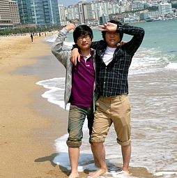 김진권(오른쪽) 일병이 지난해 여름 부산 해운대해수욕장에서 학과 친구와 함께 찍은 사진.(추다정 씨 제공)