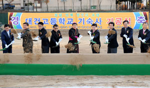 대건고는 26일 교내 기숙사 예정부지에서 조환길 천주교대구대교구장의 집전으로 기숙사 착공식을 가졌다. 이채근기자 mincho@msnet.co.kr