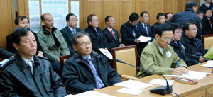 2일 한나라당 경북도당위원장인 이인기 의원이 안동시 대회의실에 마련된 안동지역 구제역 종합상황실을 찾아 상황보고를 듣고 있다. 오른쪽부터 김태웅 안동부시장, 권영세 안동시장, 이인기 의원, 맨 오른쪽 백남명 안동소방서장. 안동·엄재진기자 2000jin@msnet.co.kr
