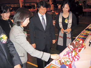 ▲이종환(가운데) 구미1대학 부총장과 시옥진(오른쪽) 특수보육과 학과장이 작품전시회에 출품된 교재·교구들을 살펴보고 있다. 이창희기자