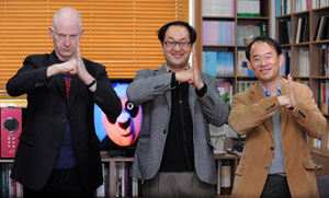 왼쪽부터 존 스티븐슨 감독, 기자, 김시범 교수가 나란히 서서 쿵푸 팬더의 