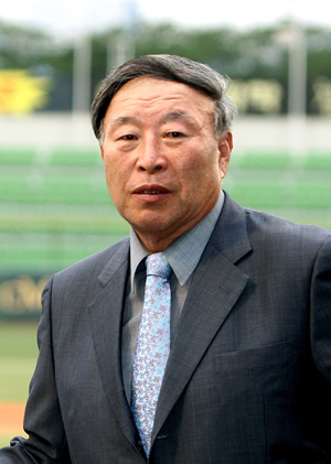 선수 출신으로는 처음 구단 사장에 올랐던 김응용 전 사장은 이제 고문으로 야구인생을 계속 이어가게 됐다. 매일신문자료 사진.