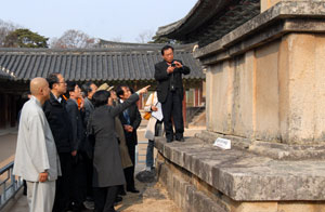 석가탑 균열 발견에 따라 문화재청과 문화재연구소, 경주시 등 관계기관 자문회의가 6일 불국사 석가탑 현장에서 열렸다.