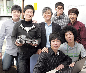▲뒷줄 왼쪽부터 시계방향으로 박익현, 김형진씨, 박용완 교수, 최창환, 정영상, 강문선, 이무현씨.