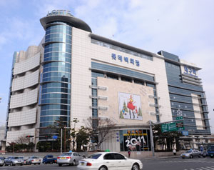 대구시는 대구역 민자역사를 업무와 문화중심축으로 개발할 계획이었지만 롯데백화점의 배만 불려준 채 역사 주변은 오히려 쇠퇴하고 있다. 정운철기자 woon@msnet.co.kr