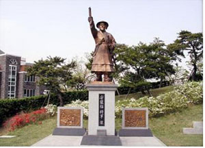 부산 수영사직공원에 마련된 안용복 장군의 동상