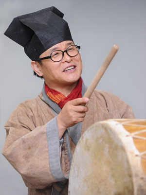 고홍선 우리 전통 문화지킴이 소장이 북과 북채를 손에 들고 평소 강의에서 하던 판소리를 들려주고 있다.