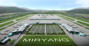 우리나라를 대표하는 공항 분야 전문기관인 한국항공정책연구소가 부산 가덕도보다 경남 밀양의 신공항 입지조건이 낫다는 내용의 연구결과를 13일 발표, 관심을 모으고 있다. 사진은 밀양(위쪽)과 가덕도 신공항 후보지.