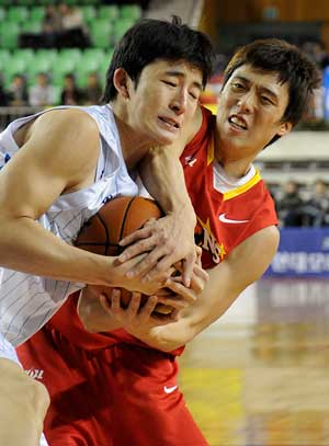 14일 대구체육관에서 열린 대구 오리온스와 전주 KCC의 경기에서 오리온스 박재현(오른쪽)과 KCC 강병현(왼쪽)이 볼을 다투고 있다. 우태욱기자 woo@msnet.co.kr