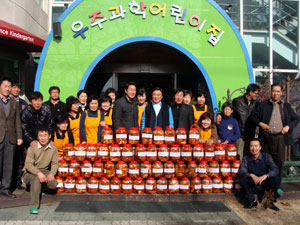 올해로 창립 7주년을 맞은 대구 한마음로타리클럽은 독거노인을 대상으로 집 고쳐주기, 경로잔치, 사랑의 김장담그기 등 봉사활동을 지속적으로 펼치고 있다. 김장담그기 행사.