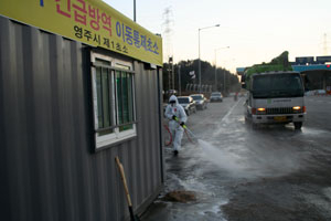 구제역 확산에 따라 구제역 방역 이동초소 운영에 필요한 컨테이너와 안전용품들이 품귀현상을 빚고 있다.