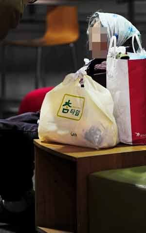 동대구역에서 오랫동안 노숙 생활을 하고 있는 고령의 여성 노숙인이 밤 늦은 시간, 잠 못 들고 어딘가를 쳐다보고 있다. 성일권기자 sungig@msnet.co.kr