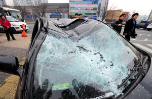 19일 대구 달서구 죽전동 한 빌딩에서 옥상 옥외광고탑 설치를 하다 H빔이 떨어지는 사고가 발생했다. 이 사고로 건물 아래에 주차해 있던 승용차 한 대가 처참하게 부서져 있다. 성일권기자 sungig@msnet.co.kr