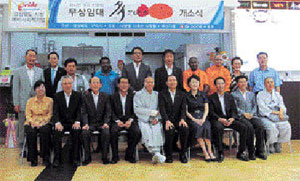 ▲진오 스님(아랫줄 왼쪽에서 다섯 번째)은 5월 다문화가족들이 고국 음식을 맛볼 수 있도록 하기 위해 아시아푸드전문점 