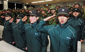 17일 영남대 여성 학군사관후보생(ROTC)들이 학군단 강의실에서 절도 있는 동작으로 신고식을 하고 있다. 성일권기자 sungig@msnet.co.kr