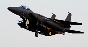 우리군이 연평도 해상 사격훈련을 시작한 20일 오후 F-15K 전투기가 미사일 등 각종 무기를 탑재한 채 대구공군기지에서 출격하고 있다. 성일권기자 sungig@msnet.co.kr