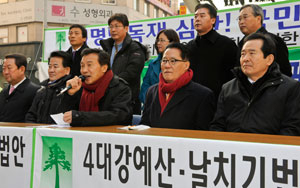 22일 오전 손학규 민주당 대표와 최고위원들이 대구 동성로 대구백화점 앞 광장 예산날치기 규탄 천막농성장에서 최고위원회의를 열고 있다. 우태욱기자 woo@msnet.co.kr