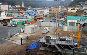 7, 8월 두 차례 물난리를 겪은 대구 북구 노곡동은 겉으로는 평온해 보였지만 주민들은 물난리 때의 고통과 상처를 고스란히 간직하고 있었고, 일부 주민들은 마을을 떠나기도 했다. 물난리의 주원인으로 지적된 제진기가 철제펜스에 둘러싸여 있다(위). 지난 8월 물난리 때의 노곡동 현장. 성일권기자 sungig@msnet.co.kr