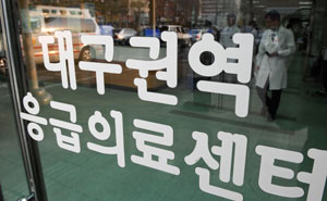 23일 오전 경북대병원 응급의료센터에서 의사들이 진료 준비를 하고 있다. 최근 장중첩증을 앓던 4세 여아 사망 사건으로 경북대병원은 권역응급의료센터 지정이 취소될 처지에 놓였다. 우태욱기자 woo@msnet.co.kr