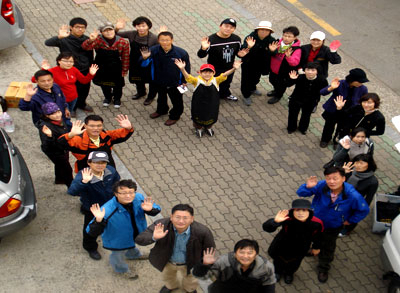지난 11월 13일 연탄배달 봉사를 마치고 한자리에 모인 시민기자들과 자원봉사자들.