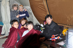25일 대구와 영천의 2가족이 한 텐트 속에서 겨울캠핑을 즐기고 있다. 민병곤기자