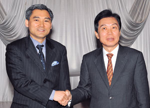 화성산업 이인중 회장(오른쪽)과 오상흔 이랜드 대표.