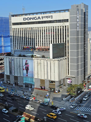 지난 3월 이랜드리테일에 인수된 동아백화점. 이랜드는 200억원에 달하는 리뉴얼 투자와 복지사업 등을 통해 지역사회에 뿌리를 내리려 하고 있는데, 직원 융화와 지역민 정서 끌어안기에는 가야할 길이 멀다. 성일권기자 sungig@msnet.co.kr
