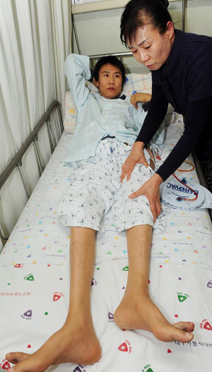 교통사고로 하반신이 마비된 임형모(38)씨는 병마와 싸우고 있지만 희망의 끈을 놓지 않고 있다. 성일권기자 sungig@msnet.co.kr