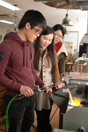 ▲대구산업정보대 보석감정과 동아리 학생들이 서울 유명 백화점 입점을 앞두고 보석 가공에 구슬땀을 흘리고 있다.