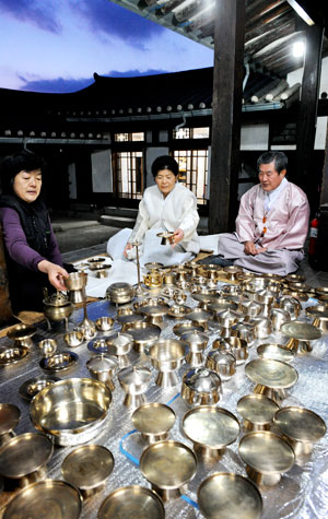 민족의 최대 명절인 설을 사흘 앞둔 31일 오후 안동시 서후면 금계마을 의성 김씨 학봉(鶴峯)종택에서 종손 김종길(오른쪽)·이점숙 씨 부부가 차례상에 사용할 놋제기를 정성스럽게 닦으며 설 준비를 하고 있다. 정운철기자 woon@msnet.co.kr