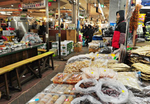 설을 사흘 앞둔 31일 오후 대구 칠성시장이 손님들의 발길이 드물어 한산한 모습을 보이고 있다. 성일권기자 sungig@msnet.co.kr