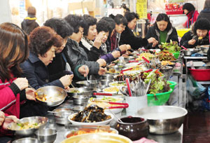 물가가 무섭게 오르면서 초저가 음식점들이 새삼 주목받고 있다. 1일 오후 대구 칠성시장 보리밥 뷔페에서 손님들이 3천원짜리 초저가 뷔페를 즐기고 있다. 성일권기자 sungig@msnet.co.kr