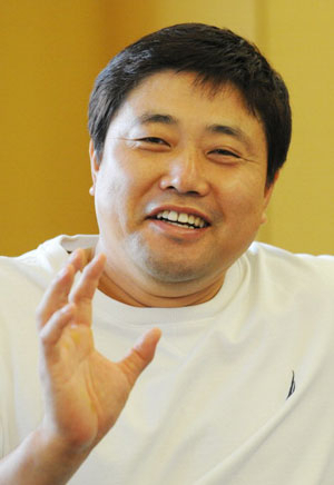 한효주의 삼촌팬인 양준혁 전 삼성라이온즈 선수. 그는 방송 프로그램에서 공개적으로 한효주의 팬임을 자처해 화제가 됐다.