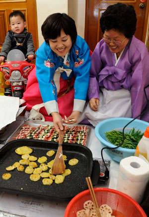 리유양(가운데) 씨와 시어머니 최정옥 씨가 2일 오전 대구 동구 신기동 자택에서 설 차례상에 올릴 전을 부치며 웃음꽃을 피우고 있다. 우태욱기자 woo@msnet.co.kr