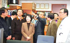 진수희 (앞줄 왼쪽 세번째) 보건복지부장관이 4일 경북대병원 권역응급의료센터를 방문, 조영래 경북대병원장으로부터 응급의료체계 개선에 관한 설명을 듣고 있다.