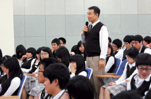 ▲9일 대구 매천고등학교를 졸업하는 만학도 이두섭(61) 씨가 교내 행사 도중 자리에서 일어나 질문하던 모습.