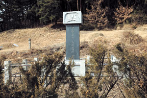 주민들이 고향에 대한 애정을 기려 세운 김학봉 선생 송덕비.