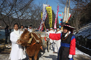 지난해 석빙고 장빙제에서 얼음 달구지를 끌던 