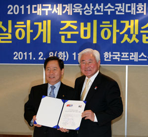 2011 대구 세계육상선수권대회 조직위원회 조해녕(오른쪽) 위원장이 8일 KT 석호익 부회장과 주관통신사업자 협약을 체결하고 있다. 대구 세계육상선수권대회 조직위원회 제공