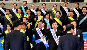 영남권 4개 시·도의회 의원 30여 명이 7일 서울 국회의사당 앞에서 동남권 신공항 밀양유치 구호를 외치고 있다. 이채근기자 mincho@msnet.co.kr