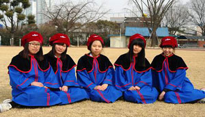졸업식을 앞둔 각급 학교가 잇따라 이색 졸업식을 마련하고 있다. 9일 졸업식을 한 경북여고는 전 졸업생이 졸업 가운을 입고 졸업식에 참석해 눈길을 끌었다. 경북여고 제공