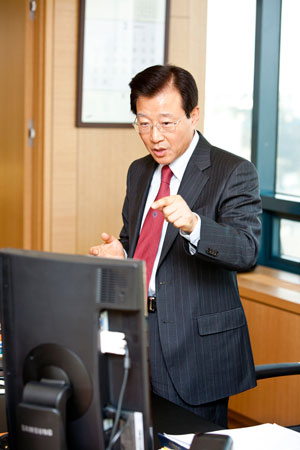 김인 사장이 기자와 함께 접견실에서 인터뷰를 하다 자신의 집무실로 옮겨, 컴퓨터에서 패티김의 