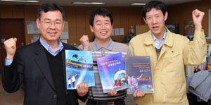 왼쪽부터 경북도 과학기술과 로봇 3인방인 김중권 과장, 이상기 사무관, 남현대 담당.